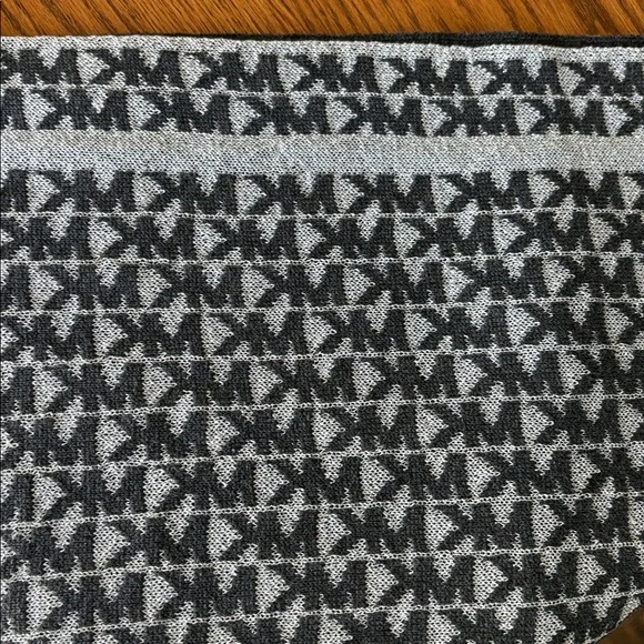 Michael Kors Monogram Black and silver Scarf - Picture 6 of 8